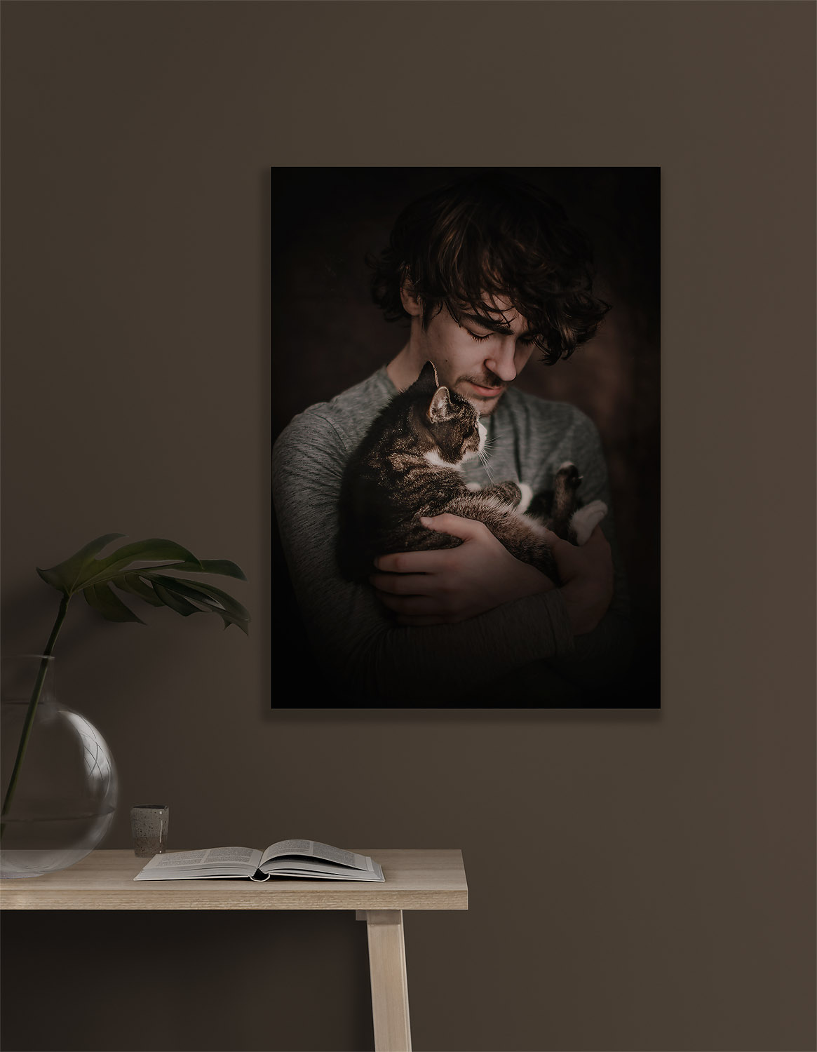 mockup van een fine art huisdierenportret van mens en kat door dogs in art fotograaf Willie Kers uit Apeldoorn